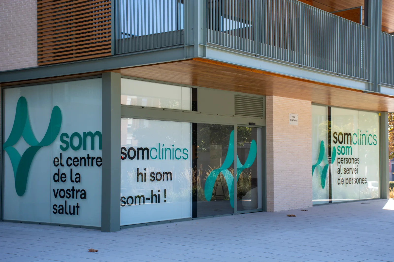 Entrada i façana de Somclínics.
