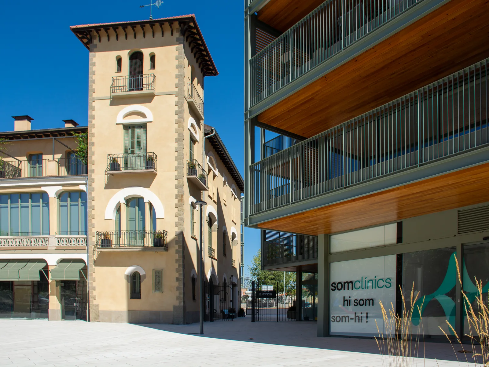 Edificis de la plaça i façana de Somclínics.